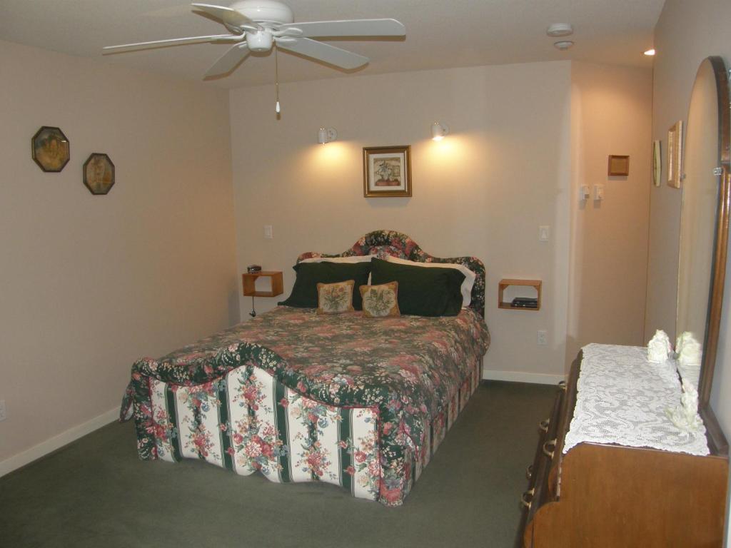 Cedar Wood Lodge Bed & Breakfast Inn 포트알버니 외부 사진
