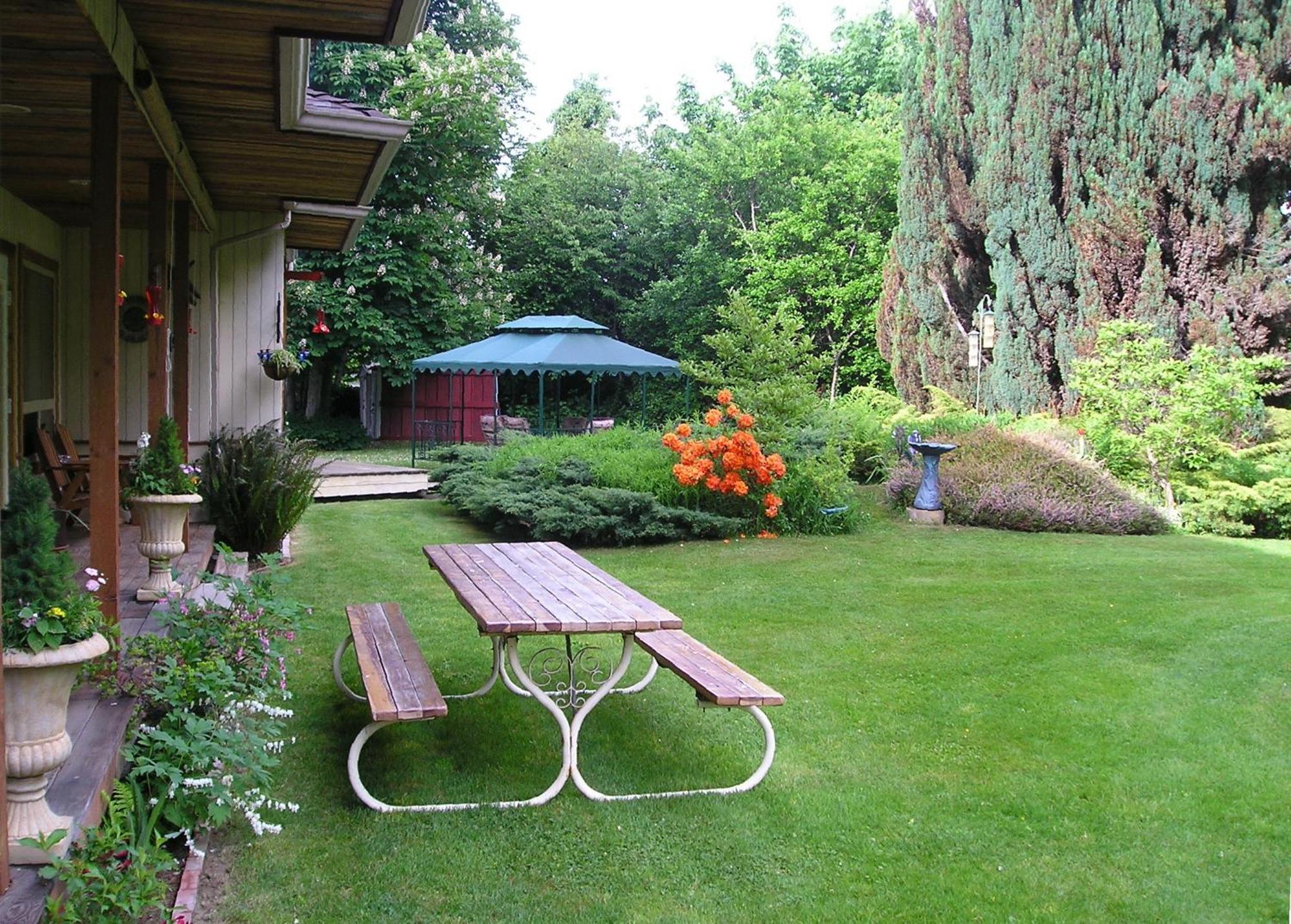 Cedar Wood Lodge Bed & Breakfast Inn 포트알버니 외부 사진