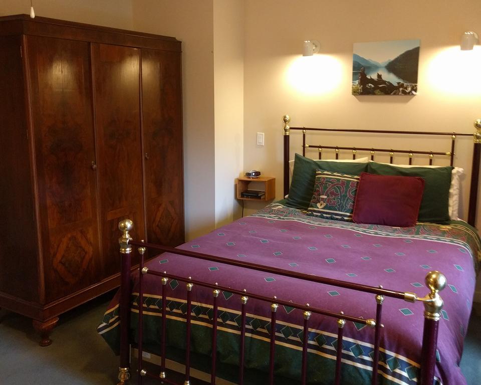 Cedar Wood Lodge Bed & Breakfast Inn 포트알버니 외부 사진