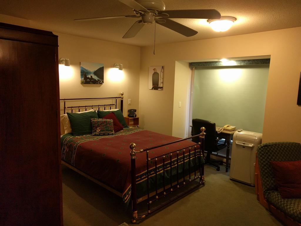 Cedar Wood Lodge Bed & Breakfast Inn 포트알버니 외부 사진