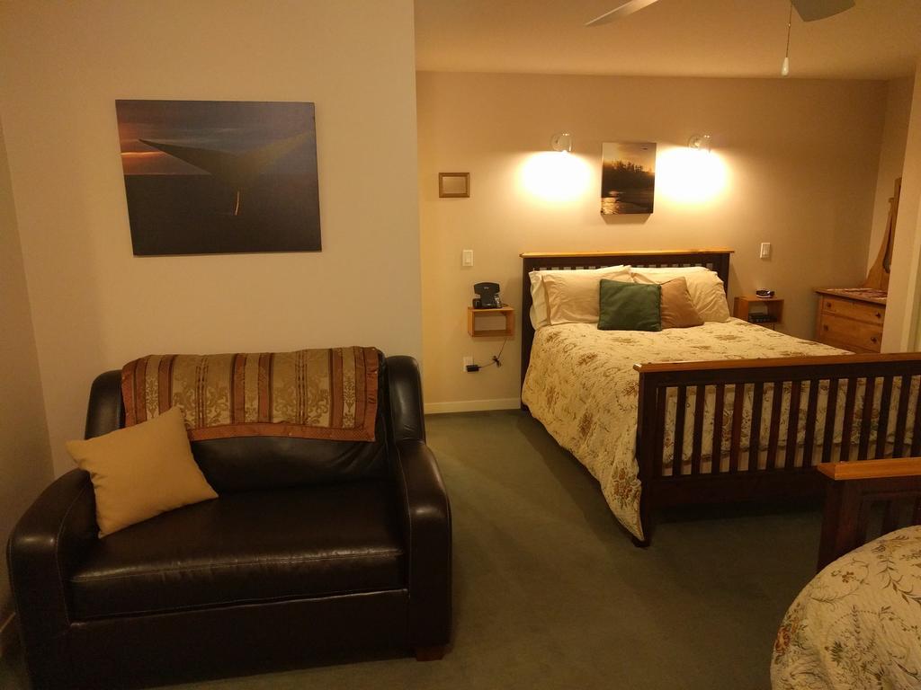 Cedar Wood Lodge Bed & Breakfast Inn 포트알버니 외부 사진