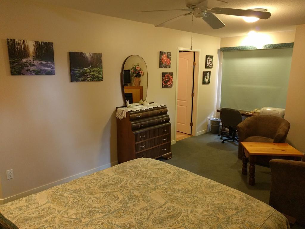 Cedar Wood Lodge Bed & Breakfast Inn 포트알버니 외부 사진