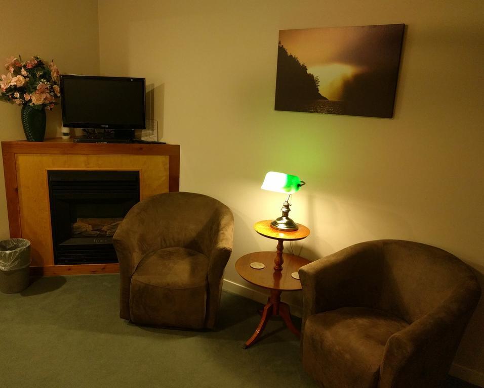 Cedar Wood Lodge Bed & Breakfast Inn 포트알버니 외부 사진