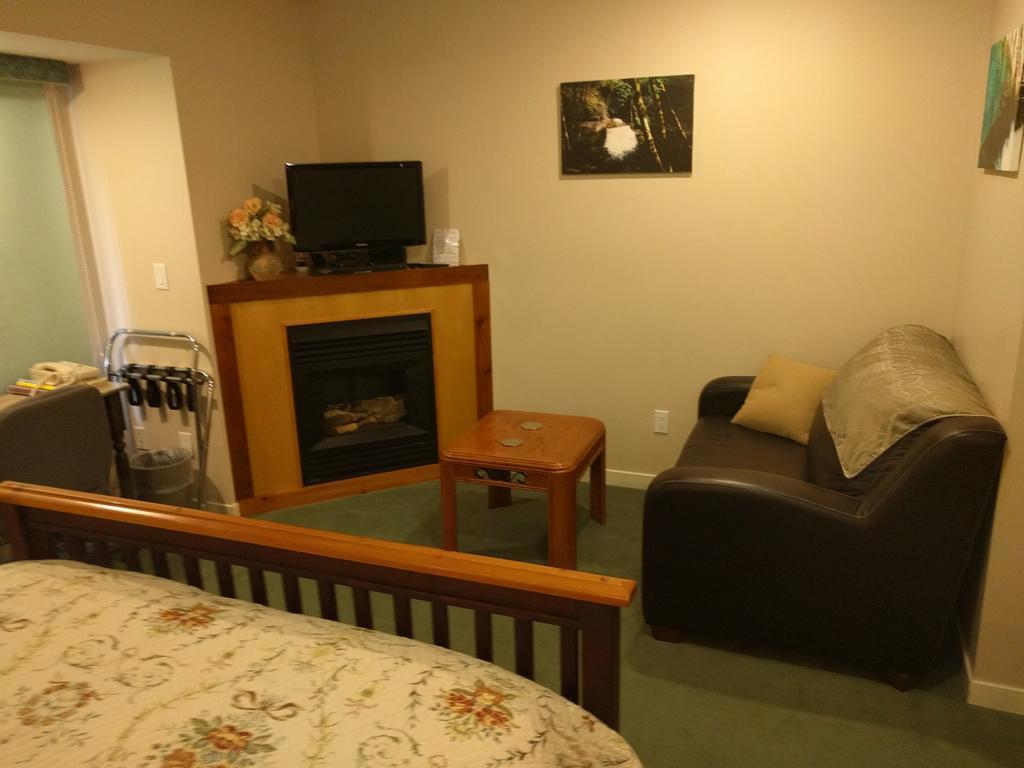 Cedar Wood Lodge Bed & Breakfast Inn 포트알버니 외부 사진